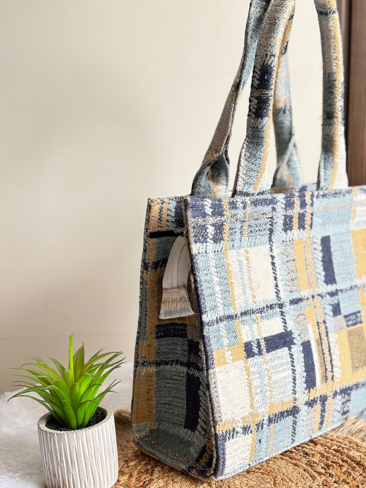 Stylish looking Medium Tote Bag