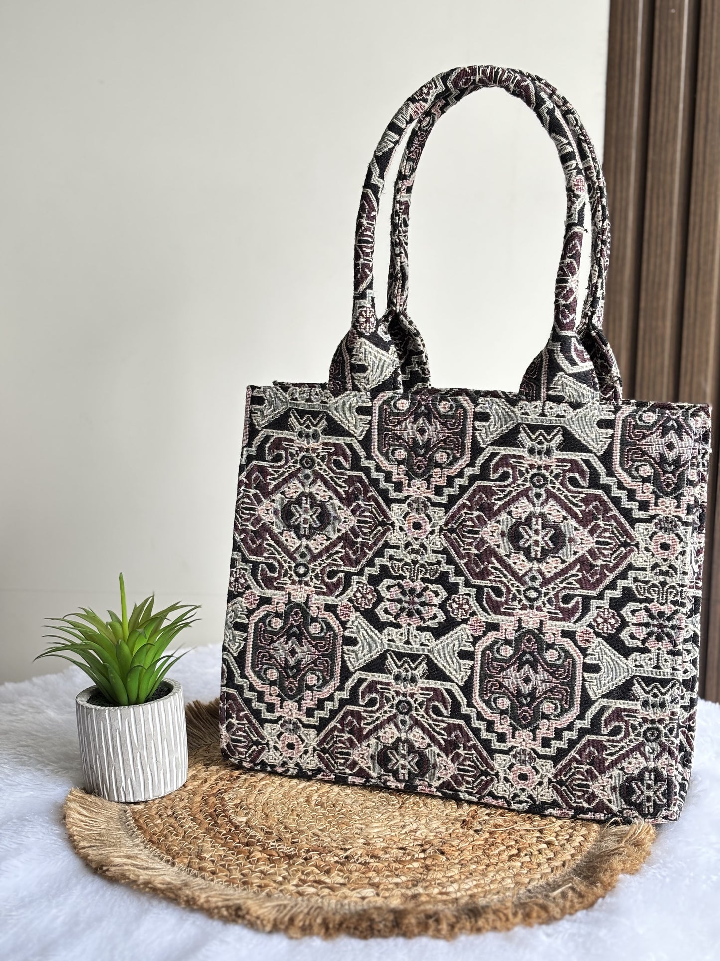Stylish looking Medium Tote Bag