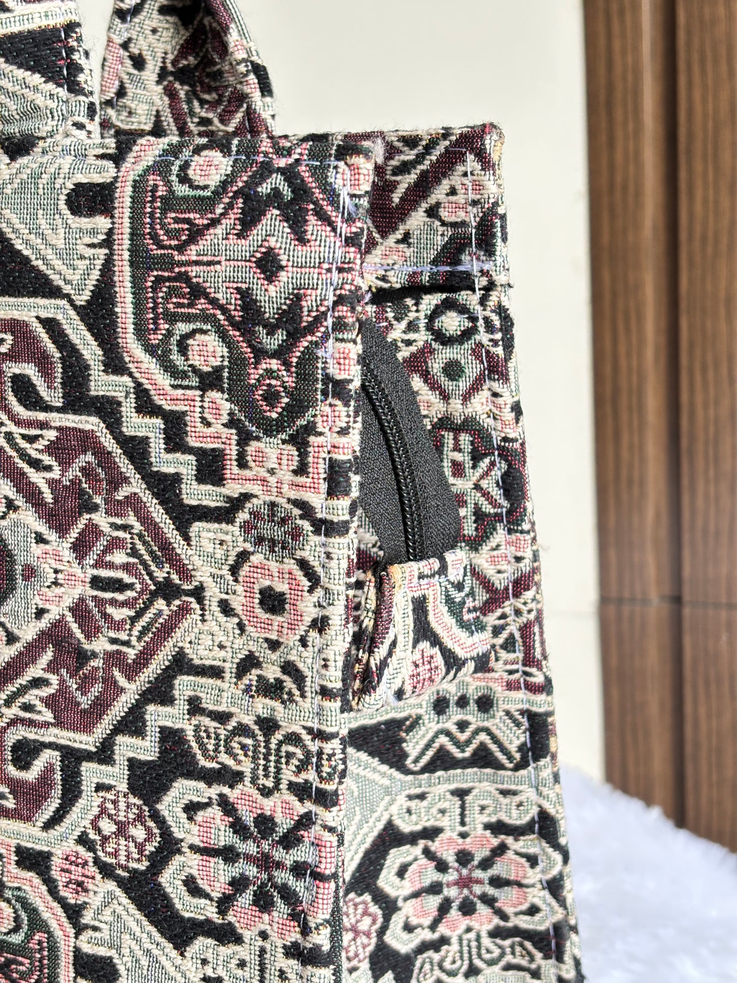 Stylish looking Medium Tote Bag