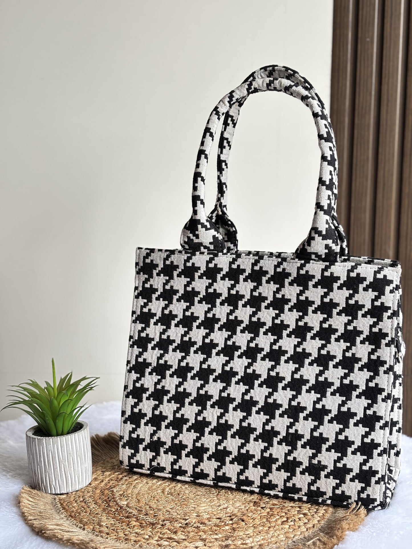 Stylish looking Medium Tote Bag