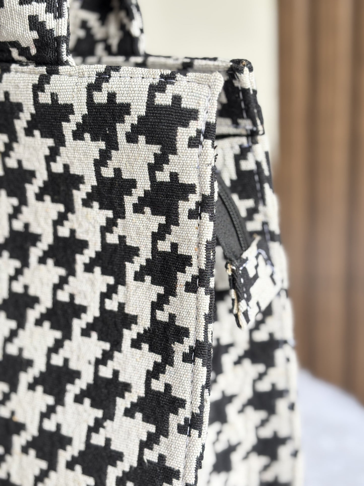 Stylish looking Medium Tote Bag