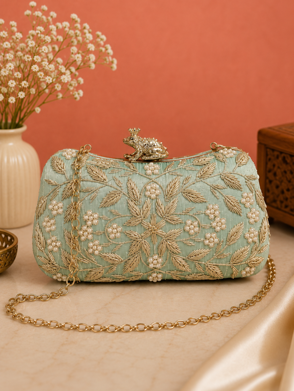 Noor Frog Clutch