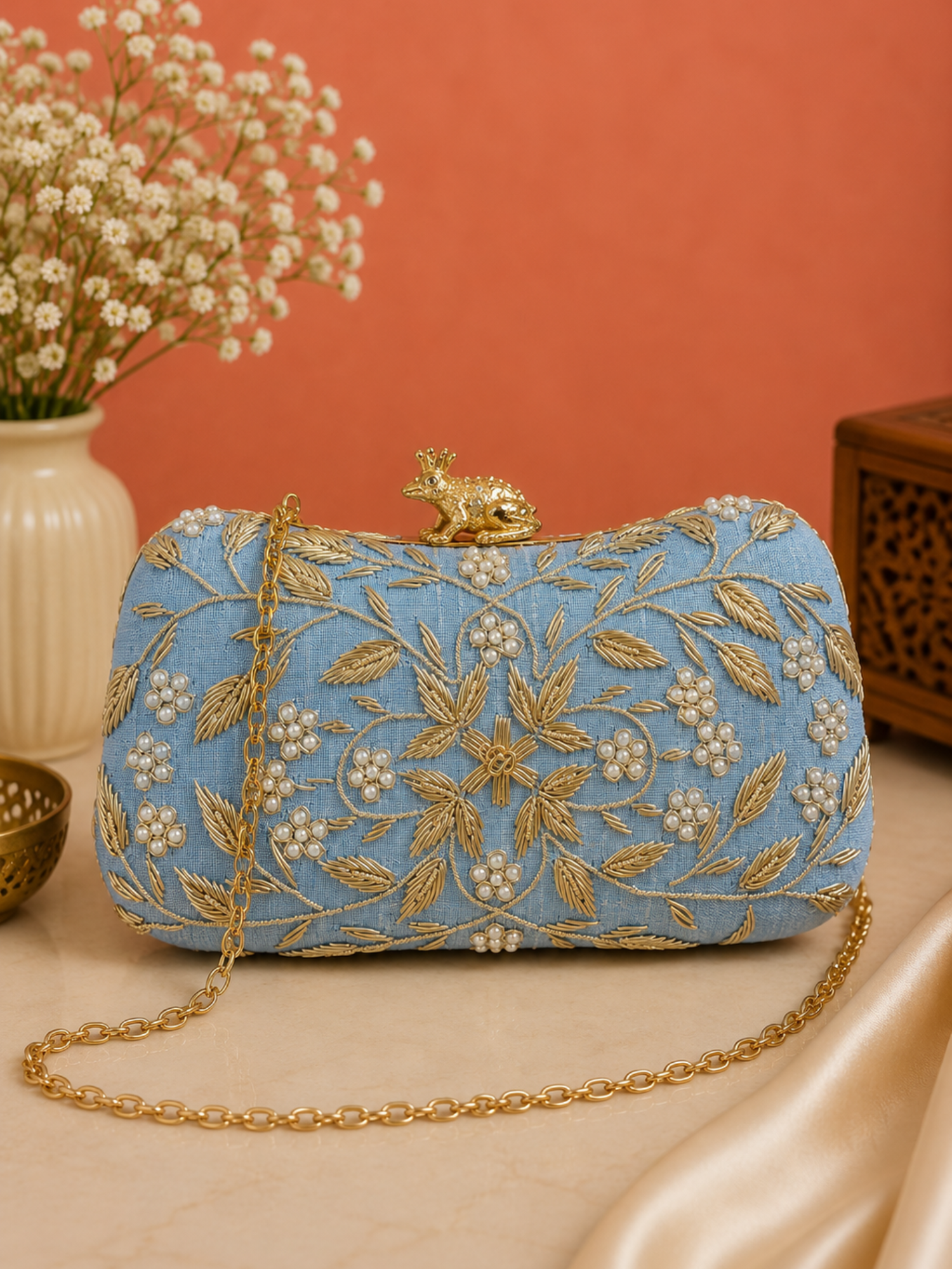 Noor Frog Clutch
